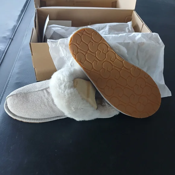 Brand New In Box, Womens UGG gray Slippers. Size 7. - Picture 4 of 6